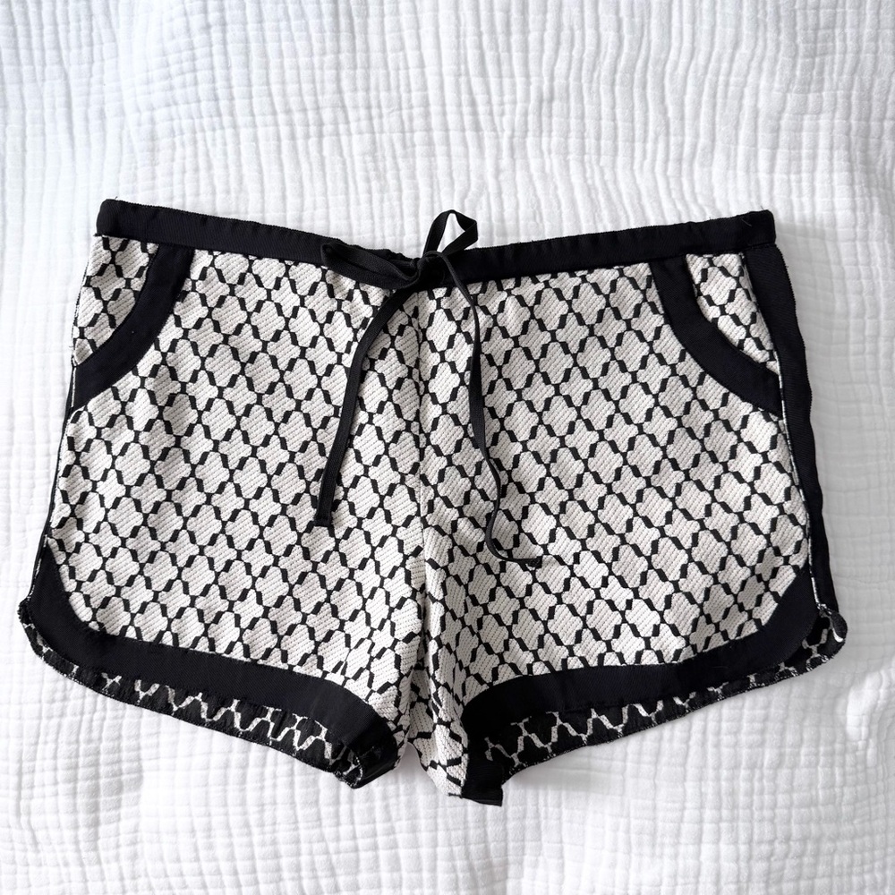 Piperlime black & white geometric drawstring waist shorts with pockets size Med